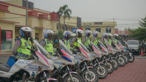 Polisi bermotor dari Satuan Lalulintas Polresta Bandung siap siaga saat mengikuti  Apel Gelar Pasukan di Mapolresta Bandung, Soreang, Senin (20/9/2021). (Foto: verawati/dara.co.id)
