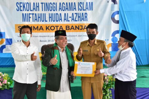 Wakil Wali Kota Banjar dalam sesi foto bersama dengan pengurus STAI Miftahul Huda Al - Azhar. (Foto: Istimewa)