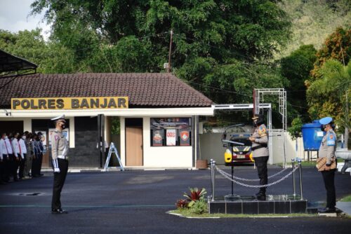 Kapolres Banjar AKBP Ardiyaningsih memimpin apel pasukan dalam rangka Operasi Patuh Lodaya 2021, dihalaman Mapolresta Banjar. (foto: istimewa)
