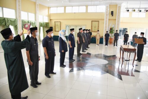 Bupati Bandung Dadang Supriatna mengambil sumpah kepada sembilan kepala perangkat daerah di lingkungan Pemerintah Kabupaten (Pemkab) Bandung yang dirotasi. Pelantikan dilaksanakan di Rumah Jabatan Bupati, Soreang, Rabu (22/9/2021). (Foto : Humas Pemkab Bandung)