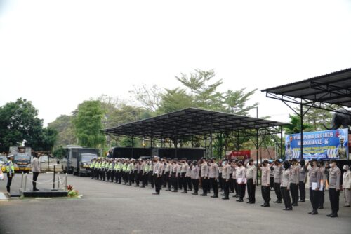 Kapolres Banjar AKBP Ardiyaningsih saat memimpin upacara syukuran Hari Lalu Lintas Bhayangkara, di Halaman Mapolresta Banjar (foto: Istimewa)