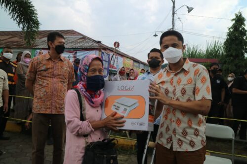 Plt Bupati Bandung Barat menyerahkan timbangan elektronik kepada pedagang Pasar Curug Agung (Foto: Istimewa)