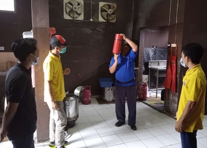 Petugas Damkar sedang melakukan pengecekan kondisi APAR di salah satu tempat usaha. (foto: istimewa)