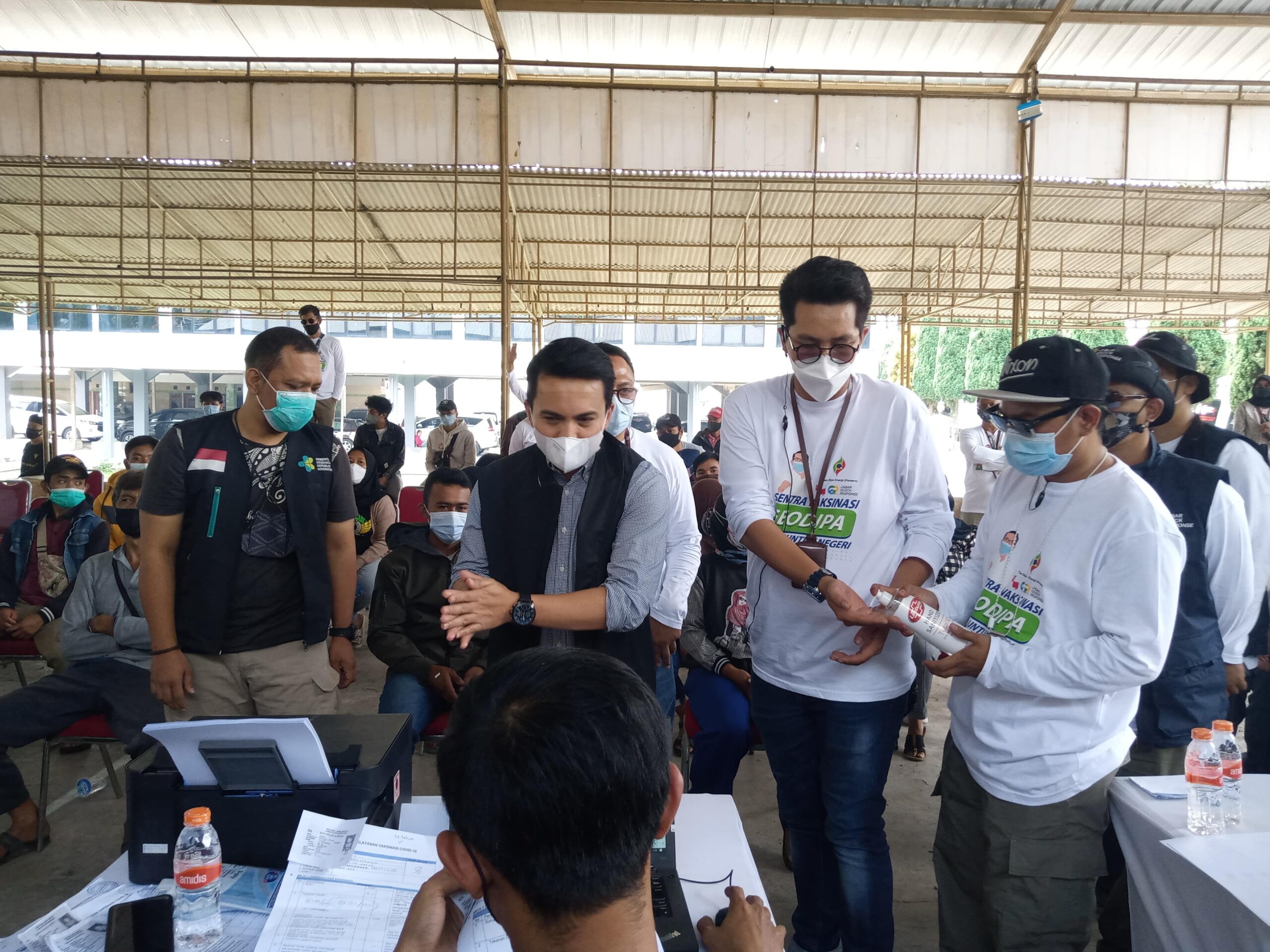 Wakil Bupati Bandung Sagrul Gunawan dan Pimpinan Geo Dipa memantau vaksinasi (Foto: Istimewa)