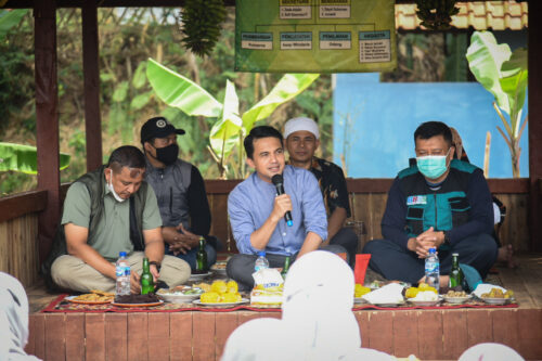 Wakil Bupati Bandung Sahrul Gunawan didampingi Kepala DLH Kabupaten Bandung, Asep Kusumahdi memberikan sambutan pada kegiatan Jumat Bersih (Jumsih) di Desa Cileunyi Wetan, Kecamatan Cileunyi, Jumat (24/9/2021). (Foto : Humas Pemkab Bandung)
