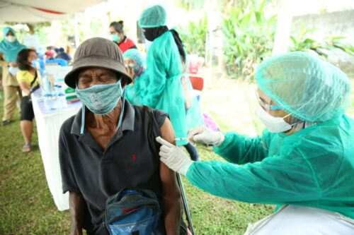 Petugas medis menyuntikan vaksin COVID-19 kepada peserta Sentra Vaksin COVID-19 bagi Komunitas Pemulung dan Pelapak di TPW Rawa Kucing, Tangerang (28/9). Sentra vaksin ini menyediakan vaksin jenis pfizer diperuntukkan bagi 500 pemulung dan pelapak. Pemulung dan pelapak merupakan bagian penting dari sistem pengelolaan sampah di Indonesia, melalui pemberian vaksinasi diharapkan dapat memberi keamanan dan kesehatan agar pengelolaan sampah di Indonesia dapat tetap berjalan untuk penerapan ekonomi sirkular sesuai dengan komitmen Danone Indonesia dalam #BijakBerplastik (Foto: Istimewa)