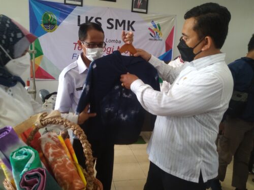 Kepala Dinas Pendidikan Jawa Barat Dedi Supandi memantauan pembelajaran tatap muka (PTM) di SMKN 9 dan SMKN 13 Kota Bandung, Rabu (8/9/2021).(Foto: ist)