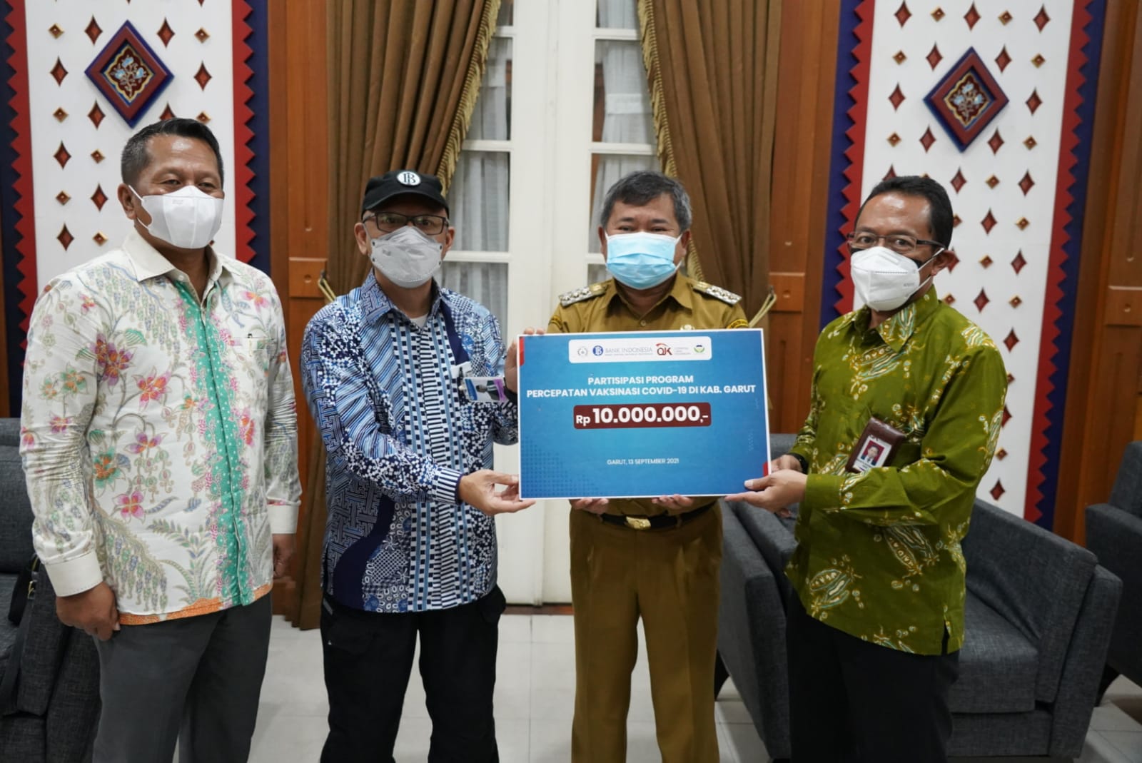 Bupati Garut, Rudy Gunawan, menerima secara simbolis 10 ribu vaksin dari Perwakilan BI Jabar dan OJK Regional 2 Jabar, di Ruang Pamengkang, Kecamatan Garut Kota, Kabupaten Garut (Foto: Istimewa)