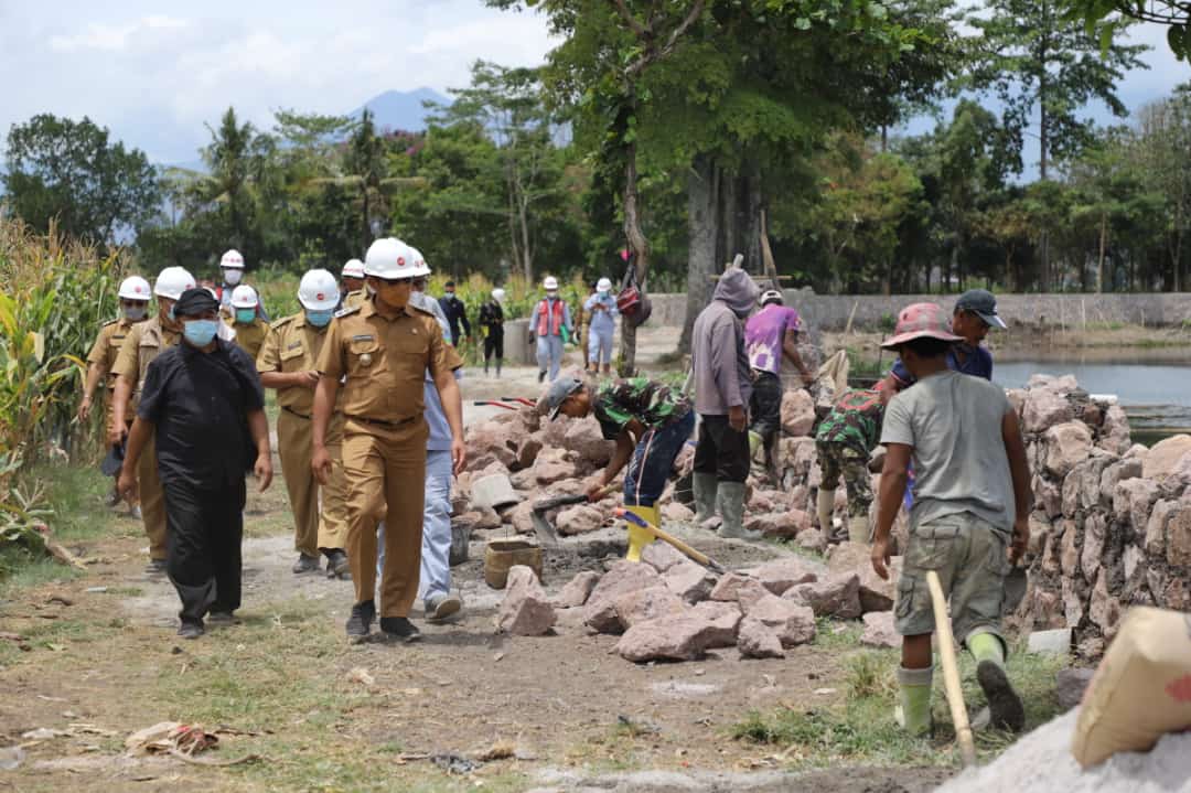 Wakil Bupati Garut, dr. Helmi Budiman, melakukan monitoring pembanguan objek wisata Situ Bagendit (Foto: Istimewa)