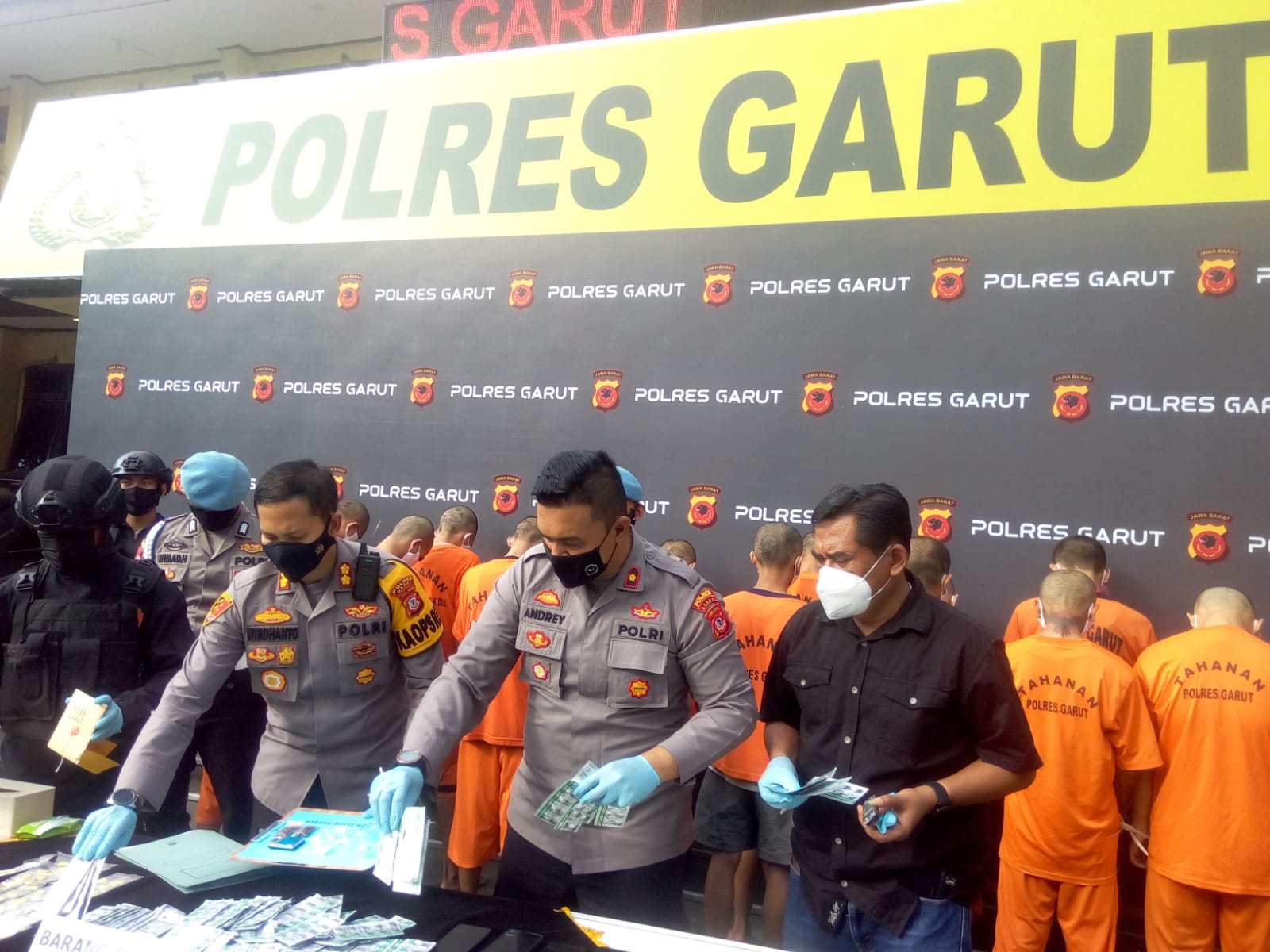 
Kapolres Garut, AKBP Wirdhanto Hadicaksono, didampingi Wakapolres, Kompol Andrey Valentino, saat menggelar konferensi pers di Mapolres Garut, Jalan Sudirman, Kecamatan Karangpawitan, Kabupaten Garut, Rabu (15/2021). (Foto : andre/dara.co.id)
