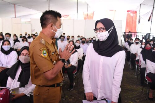 Bupati Bandung Dadang Supriatna berdialog dengan peserta tes CPNS di di Telkom University (Tel U), Dayeuhkolot, Senin (20/9/2021).(Foto: Humas Pemkab Bandung)
