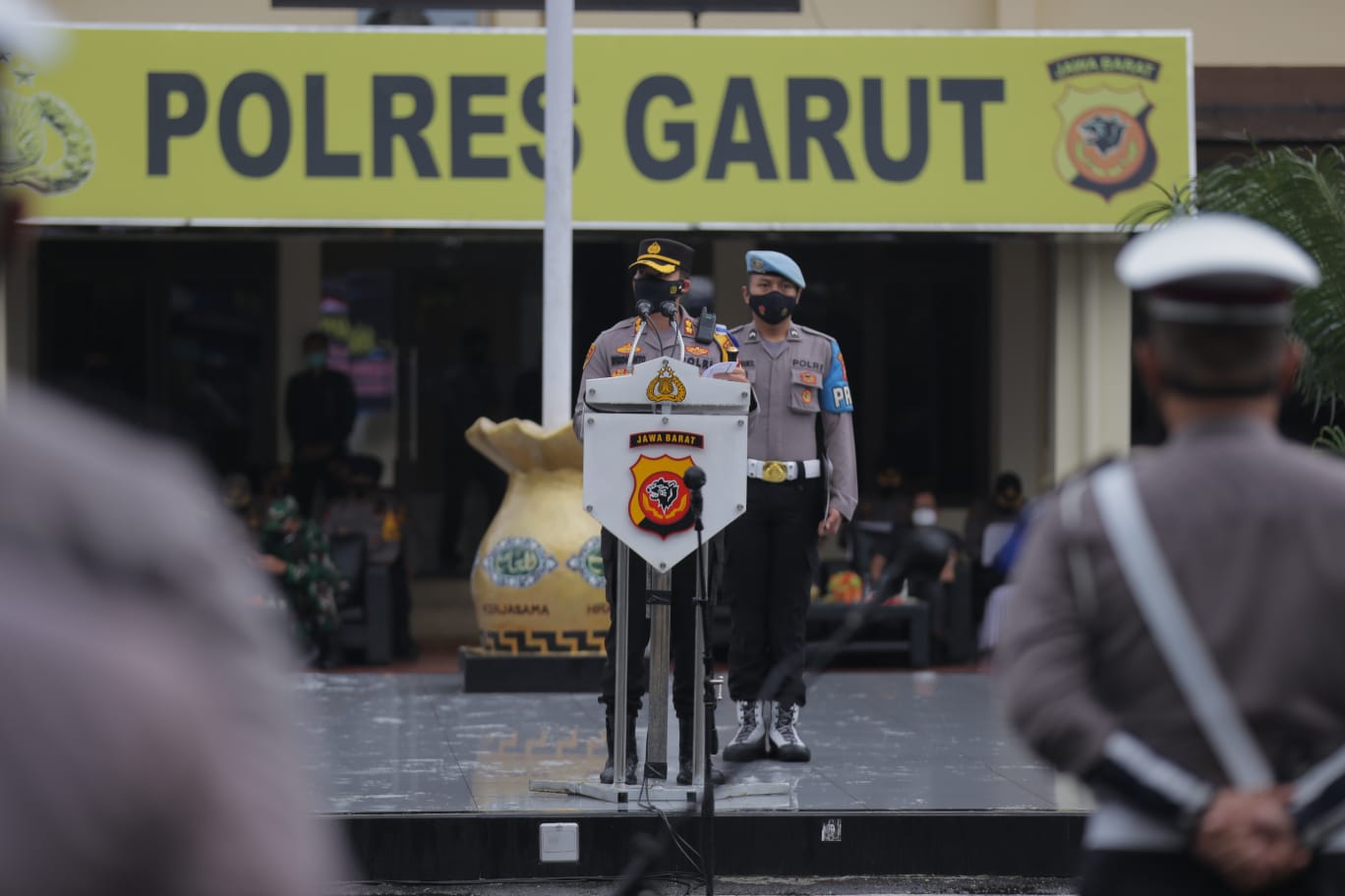 Kapolres Garut, AKBP Wirdhanto Hadicaksono, saat memimpin apel gelar pasukan Operasi Patuh Lodaya 2021 di Mapolres Garut, Jalan Sudirman, Kecamatan Karangpawitan, Kabupaten Garut, Senin (20/9/2021). (Foto: andre/dara.co.id)
