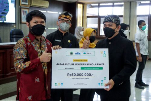 DARA- Pemerintah Provinsi (Pemprov) Jawa Barat terus berupaya mengetaskan permasalahan yang ada di sektor pendidikan, salah satu strategi Jabar Future Leaders Scholarship (JFLS) yang telah diselenggarakan sejak tahun 2019. (Foto: ist)

