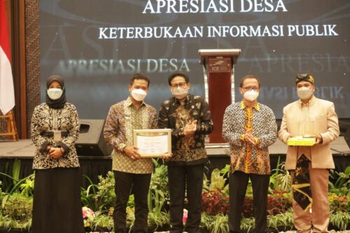 Pemkab Bandung meraih Anugerah Apresiasi Implementasi Keterbukaan Informasi Publik Desa dari Pemerintah Pusat, Penghargaan diserahkan dalam rangka memperingati Hari Hak untuk Tahu Sedunia (International Right To Know Day) 2021 di Indonesia Convention Exhibition (ICE) BSD Kota Tangerang Provinsi Banten, Selasa (28/9/2021). (Foto : Bagian Protokol dan Komunikasi Pimpinan)