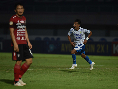 
Beckham Putra Nugraha melakukan selebrasi usai membobol gawang Bali United di Stadion Indomilk Arena Tangerang, Sabtu, 18 September 2021. (© PERSIB.co.id/Amandeep Rohimah)
