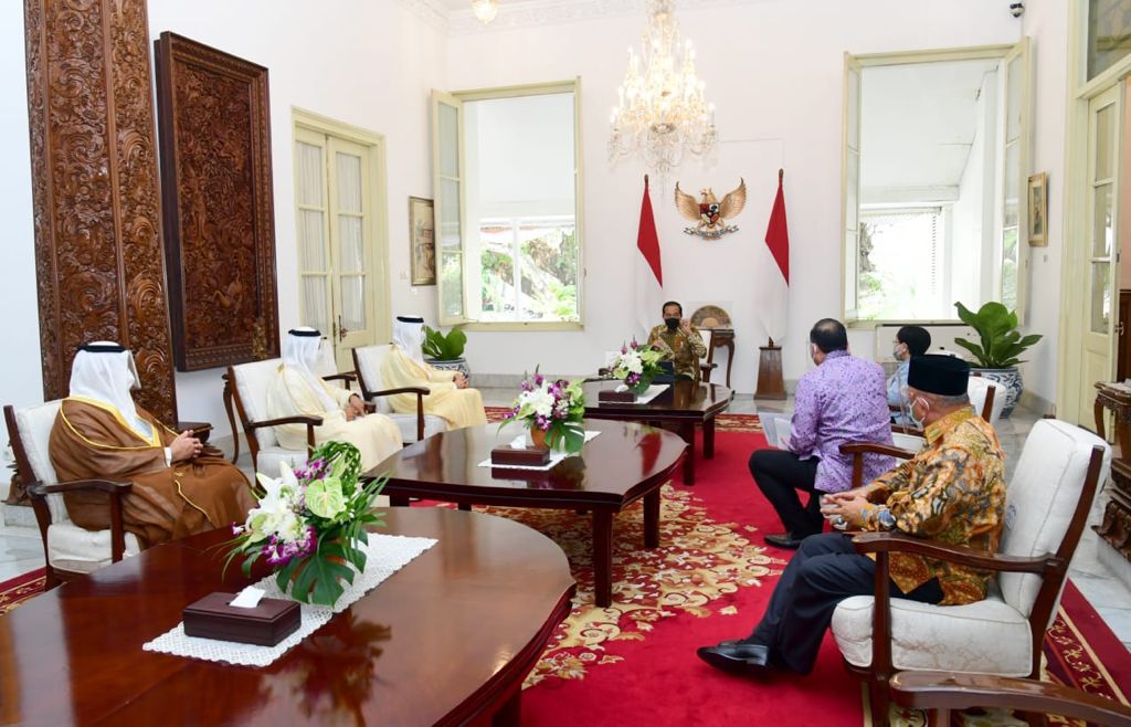 Presiden Joko Widodo menerima kunjungan kehormatan Menteri Negara Urusan Perdagangan Luar Negeri PEA Thani bin Ahmed Al Zeyoudi, Jumat (03/09/2021) pagi, di Istana Merdeka, Jakarta. (Foto: BPMI Setpres/Muchlis Jr)

