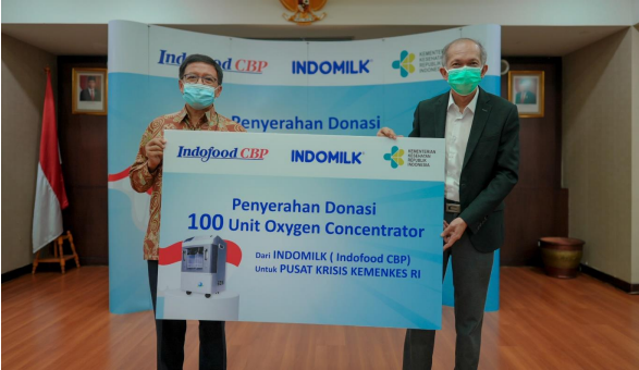 Penyerahan 100 unit Oksigen Concentrator melalui program donasi “Indomilk Bantu Oksigen”
kepada Director for Health Crisis, Pusat Krisis Kesehatan, Kementerian Kesehatan RI, Dr. dr. Eka Jusup
Singka, MSc. (kanan) oleh Wakil Kadiv Corporate Communications PT Indofood Sukses Makmur Tbk,

Bapak Indrayana (kiri) mewakili Indomilk dan PT Indolakto (Foto: Istimewa)