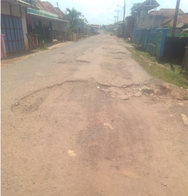 Jalan menuju Kecamatan Pampangan (Foto: Erwandi/dara.co.id)