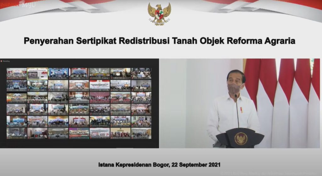 Presiden Joko Widodo menyerahkan Sertifikat Redistribusi Tanah Objek Reforma Agraria (TORA) kepada sebanyak 124.120 penerima, Rabu (22/09/2021) siang, di Istana Kepresidenan Bogor, Jabar. (Sumber: Tangkapan Layar YouTube Sekretariat Presiden)
