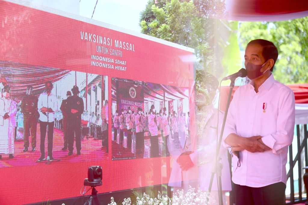 Presiden Jokowi berdialog dengan sejumlah santri dan pengurus pondok pesantren secara virtual, dari Ponpes Miftahul Falah, Kuningan, Jabar, Selasa (31/08/2021). (Foto: BPMI Setpres)

