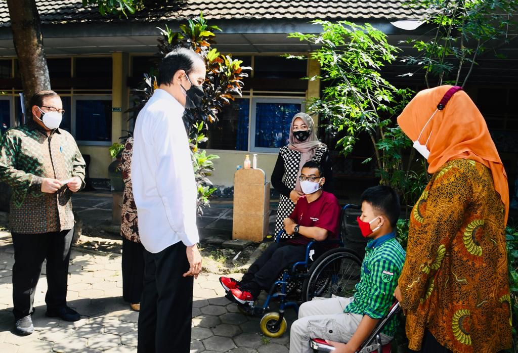 Presiden Jokowi didampingi Seskab Pramono Anung meninjau kegiatan vaksinasi COVID-19 di SLB Negeri 1 Bantul, Kabupaten Bantul, Daerah Istimewa Yogyakarta, Jumat (10/09/ 2021).

