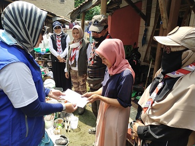 Keterangan gambar: Waka Bina Muda Kwarcab Gerakan Pramuka Kabupaten Bandung Barat (KBB), Yeyet Sri Mulyanawati menyerahkan bantuan pada keluarga korban kebakaran di Desa Ciptagumati, Cikalongwetan. (Foto: Ist)