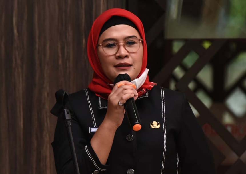 Bupati Indramayu, Hj Nina Agustina menerima penghargaan dari Balai Arkeologi Jabar (Foto: Kabar Cirebon)