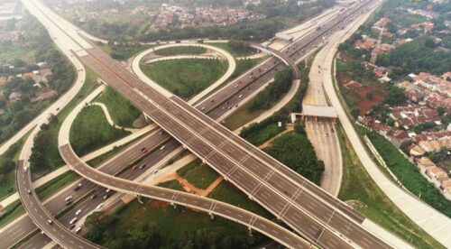 
Jalan tol Cisumdawu ini berada di antara perbukitan dan lembah menjadikan pengendara yang melewati tol Cisumdawu disuguhi pemandangan menakjubkan. (Foto: ecomomy.okezone)
