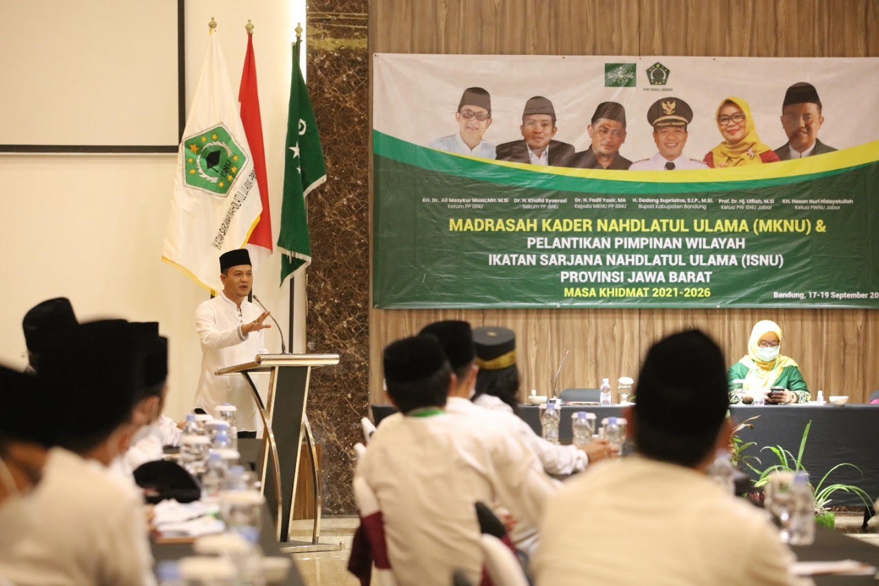 
Bupati Dadang Supriatna memberikan sambutan pada acara Madrasah Kader Nahdlatul Ulama (MKNU) dan Pelantikan Pimpinan Wilayah (PW) Ikatan Sarjana Nahdlatul Ulama (ISNU) Jawa Barat (Jabar) Masa Khidmat 2021-2026 di Grand Sunshine Resort and Convention, Soreang. (Foto: Humas Pemkab Bandung)