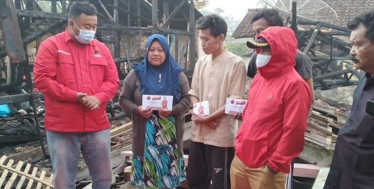 Ketua DPC PDI Perjuangan Garut, Yudha Puja Turmawan, memberikan bantuan berupa paket sembako dan sejumlah uang tunai kepada para korban musibah kenakaran di Kampung Areng Panarikan, Desa Cikajang, Kecamatan Cikajang Kabupaten Garut, Selasa (7/9/2021). (andre/dara.co.id) 
