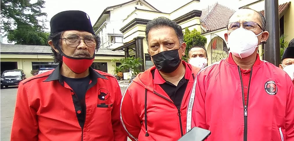 Ketua DPC PDI Perjuangan Kota Bandung Achmad Nugraha bersama jajaran pengurus (Foto: Istimewa) 