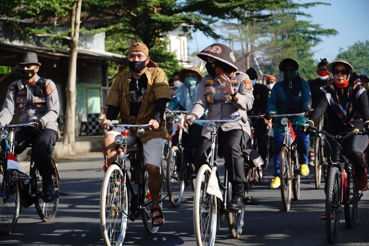 

Kapolres Banjar AKBP Ardiyaningsih mengayuh sepeda ontel bersama rombongan. Mereka menyalurkan bansos kepada warga, Jumat (10/9/2021). (Foto :Istimewa)