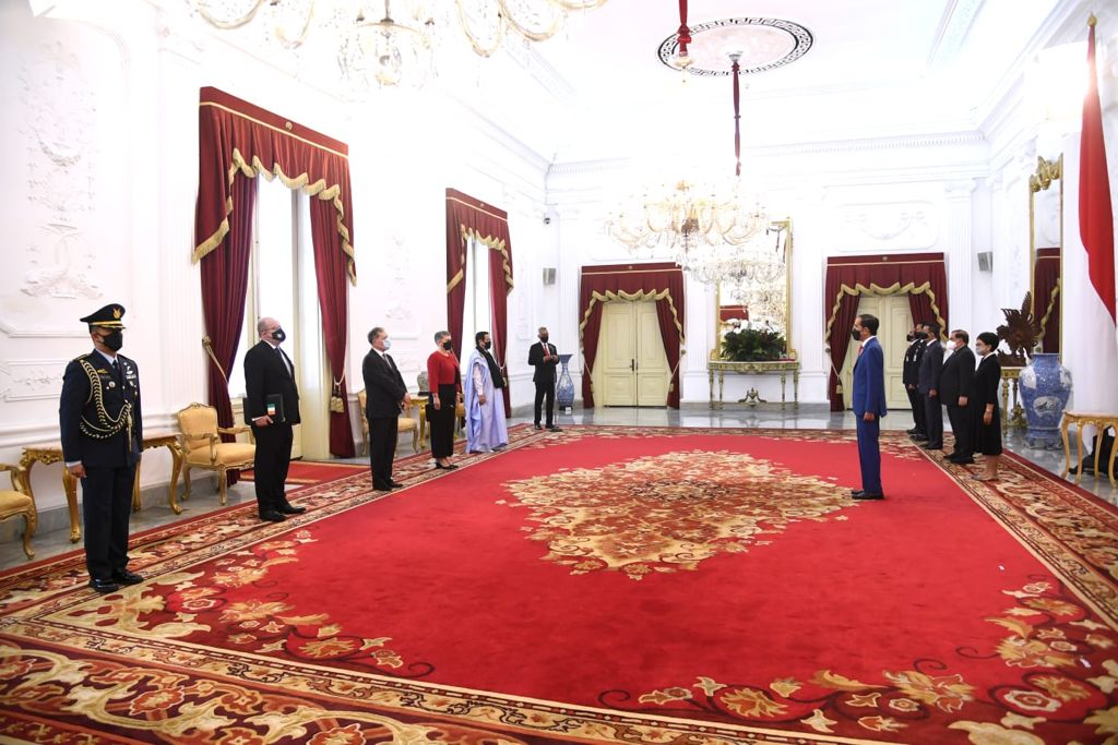 Presiden Joko Widodo menerima surat kepercayaan dari empat dubes negara sahabat, di Ruang Kredensial, Istana Merdeka, Jakarta, Rabu (01/09/2021) (Foto: BPMI Setpres/Lukas)

