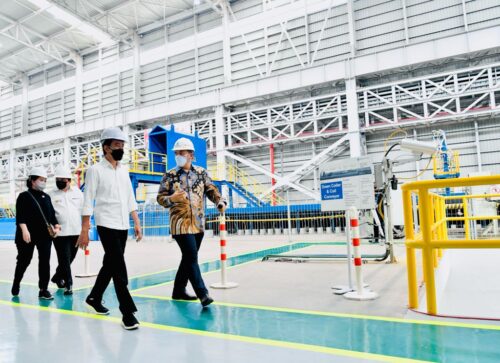 Presiden Joko Widodo meninjau sekaligus meresmikan Pabrik Hot Strip Mill #2 milik PT Krakatau Steel (Persero) Tbk, di Kota Cilegon, Provinsi Banten, Selasa (21/09/2021) pagi. (Foto: BPMI Setpres/Laily Rachev)

