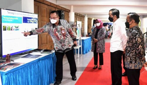 Presiden Jokowi pada peninjauan pelaksanaan Vaksinasi Merdeka yang digelar di Kampus IPB, Rabu (22/09/2021) (Foto: BPMI Setpres/Rusman)

