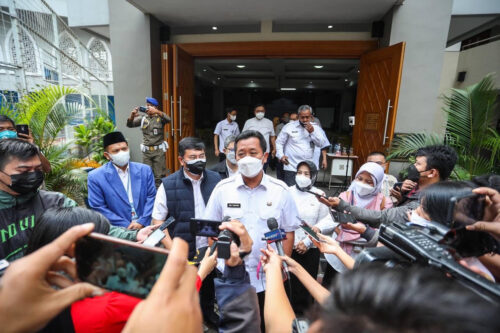 Ketua Harian Satuan Tugas Penanganan Covid-19 Kota Bandung Ema Sumarna memantau langsung pelaksanaan PTM di dua sekolah (Foto: Istimewa)