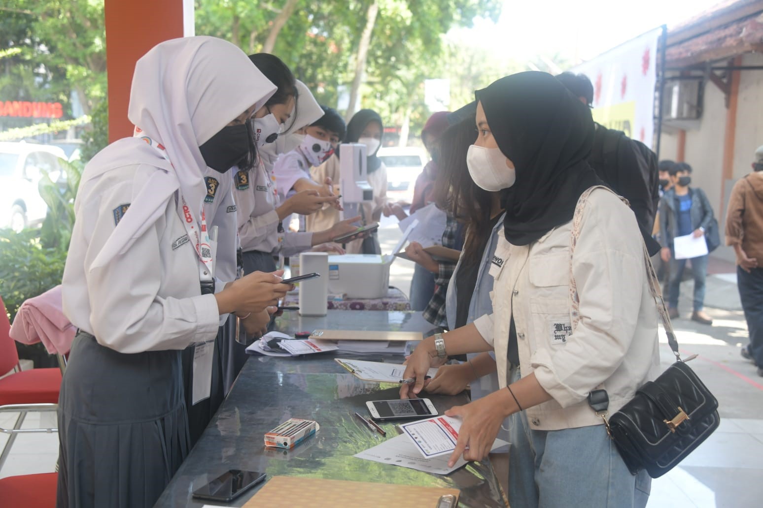 Wakil Ketua Divisi Percepatan Vaksinasi Jawa Barat Atalia Praratya meninjau langsung pelaksanaan vaksinasi massal di SMK Negeri 3 Bandung, Kamis (2/9/2021). (Foto : istimewa)
