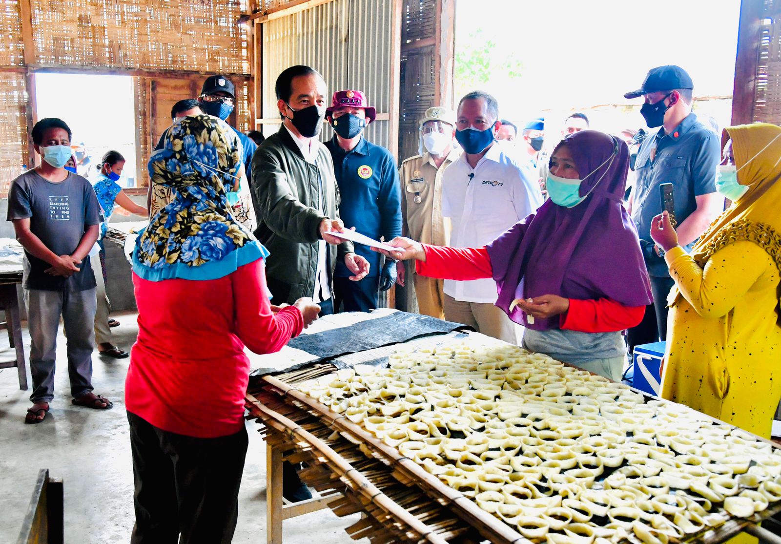 Presiden Joko Widodo dalam kunjungan kerja di Desa Emplasmen Kuala Namu, Deli Serdang, Sumut, Kamis (16/09/2021) (Foto: BPMI Setpres/Laily Rachev)
