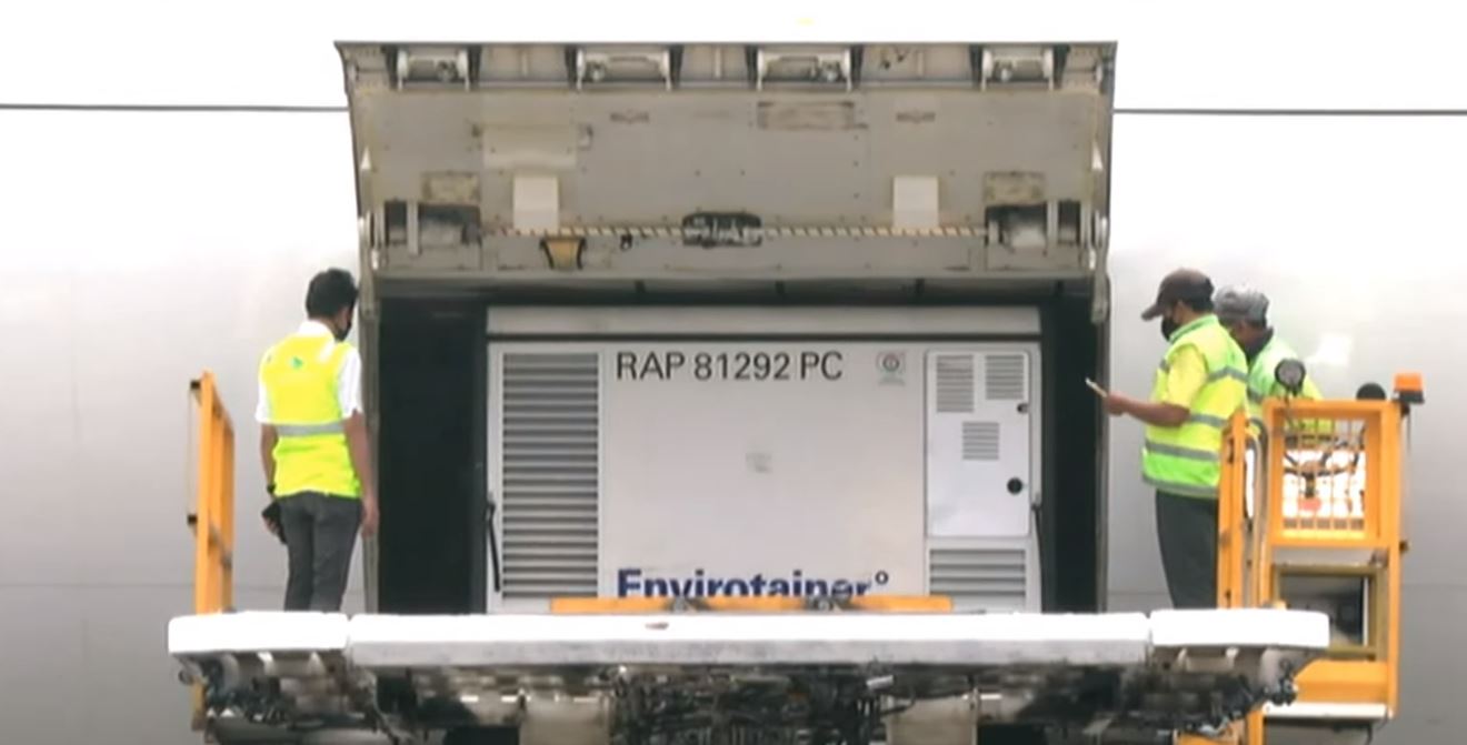 Kedatangan 5 juta dosis vaksin COVID-19 Sinovac dalam bentuk jadi, melalui Bandara Internasional Soekarno Hatta, Tangerang, Banten, Senin (06/09/2021). (Sumber: Tangkapan Layar YouTube Sekretariat Presiden)
