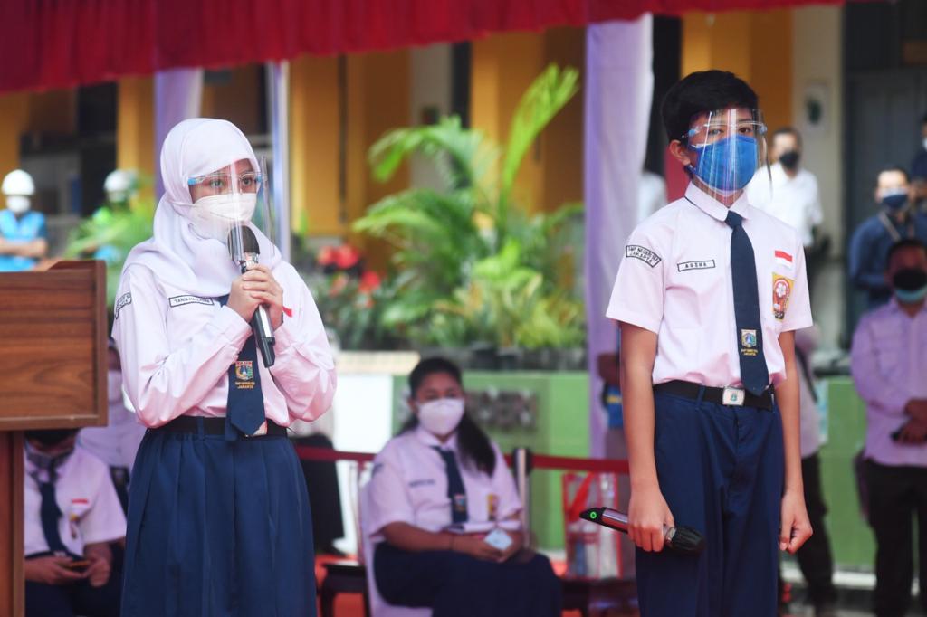 Peserta vaksinasi berdialog dengan Presiden Jokowi, pada vaksinasi bagi pelajar yang dilakukan oleh BIN, Rabu (14/07/2021). (Foto: BPMI Setpres/Lukas)