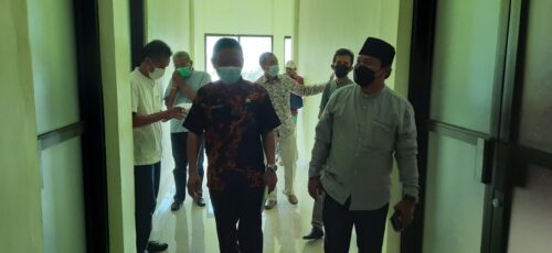 Anggota Komisi III DPRD kota Banjar didampingi Kepala Dinas Kominfo, saat mengecek retak bangunan di lantai 2 kantor dinas kominfo. (Foto: Bayu/dara.co.id)