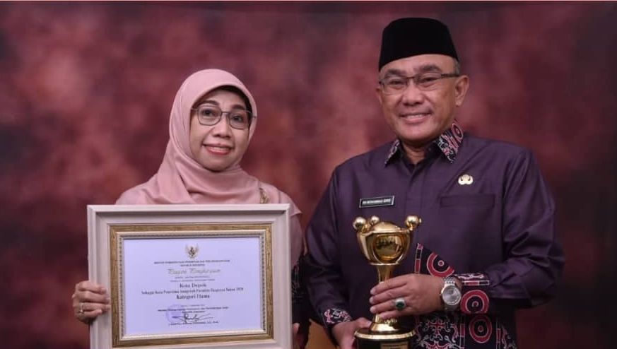 Wali Kota Depok, Mohammad Idris bersama Menteri PPPA RI, I Gusti Ayu Bintang Darmawati saat penerimaan Anugerah Parahita Ekapraya (APE) tahun 2020 (Foto: Istimewa)