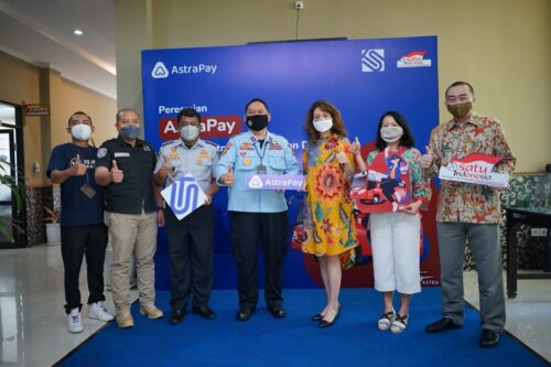 Jajaran direksi AstraPay dengan Plt Kepala BLU UPTD Trans
Semarang dan Sekretaris Dinas Perhubungan Kota Semarang dalam acara
Peresmian kerjasama Trans Semarang dengan AstraPay sebagai pembayaran
digital pertama di aplikasi Trans Semarang. Dari kiri ke kanan: Chief Operating Officer AstraPay Ricky Gunawan, Chief
Marketing Officer AstraPay Reny Futsy Yama, Chief Executive Officer AstraPay
Meliza Musa Rusli, Plt. Kepala BLU UPTD Trans Semarang Hendrix Setiawan, S.M.,
dan Sekretaris Dinas Perhubungan Kota Semarang Drs. Kusnandir, M.M. (Foto: Isimewa)