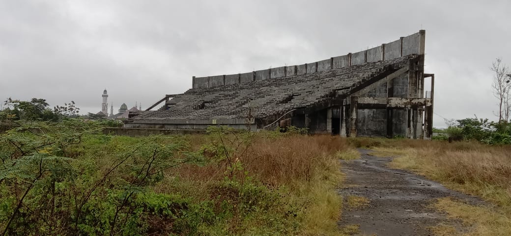 
Stadion Mangunreja Kabupaten Tasikmalaya yang lama terbengkalai. (Foto : Nanang Yudi/dara.co.id)
