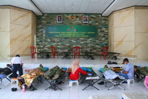 Suasana donor darah di Aula Yonif Raider 323/BP. (foto: Istimewa)