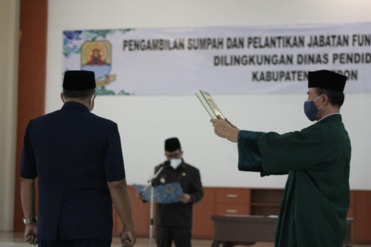  Bupati Cirebon Drs. H. Imron, M.Ag  melantik sejumlah Kepala Sekolah secara virtual Jumat (8/10/2021). (Foto : istimewa)
