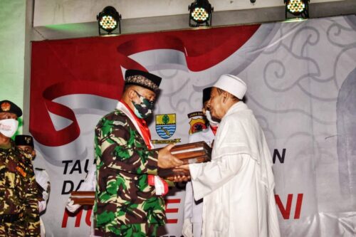 Komandan Korem 063/SGJ Kolonel Inf Elkines Villando Dewangga K, S. A. P memberikan bingkisan kepada K.H Maulana Al Habib Muhammad Luthfi bin Ali Hasyim bin Yahya.(Foto: ist)