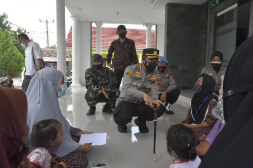 Kapolresta Cirebon, Kombes Pol Arif Budiman, S.I.K, M.H, berbincang langsung dengan warga yang sedang menunggu giliran suntik vaksin saat memonitor pelaksanaan vaksinasi massal di sembilan Polsek zona timur (Foto: Istimewa)