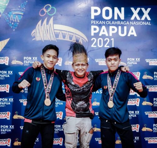 Atlet pencak silat binaan Kabupaten Bandung yaitu Oki Oktavian dan Zaen Nurdin yang memenangkan medali perunggu pada kategori Ganda Putra Seni. (Foto: ist)
