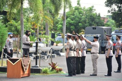 Kapolres Banjar AKBP Ardiyaningsih, memimpin upacara serah terima jabatan (sertijab) yang digelar di halaman Mapolres Banjar, Senin (18/10/2021).(Foto: bayu/dara.co.id)
